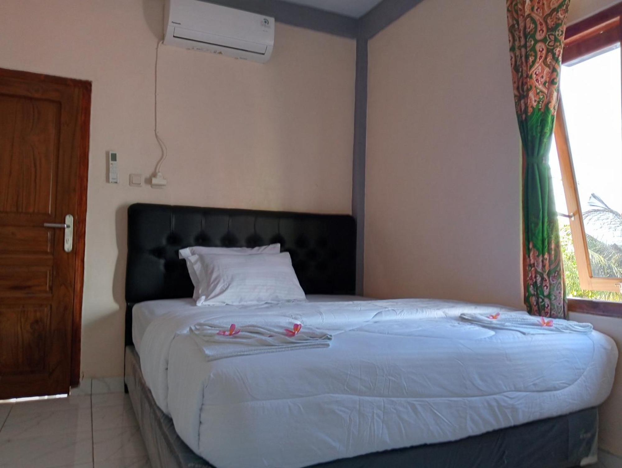 Yusilver Guest House Labuan Bajo Room photo