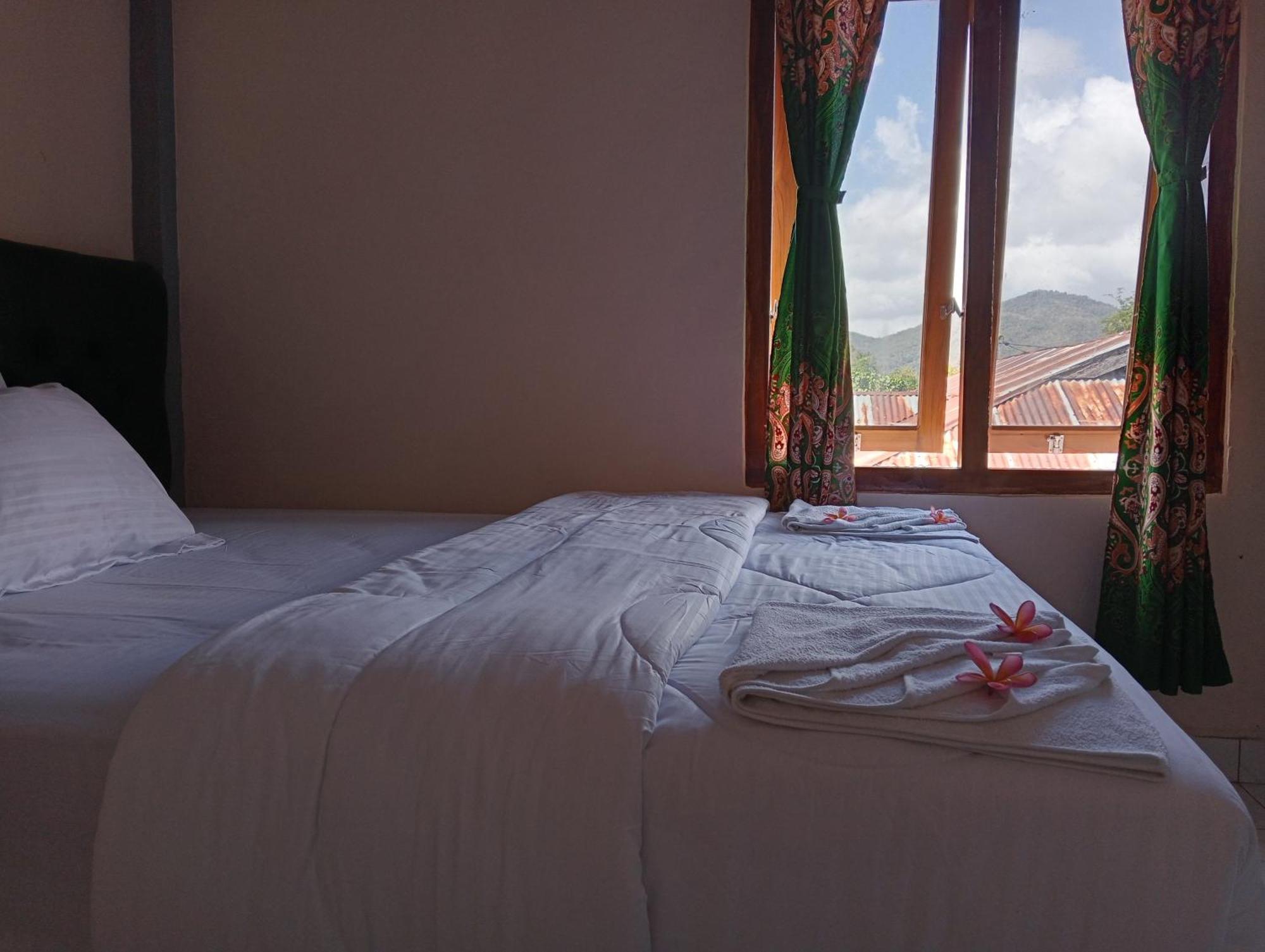 Yusilver Guest House Labuan Bajo Exterior photo